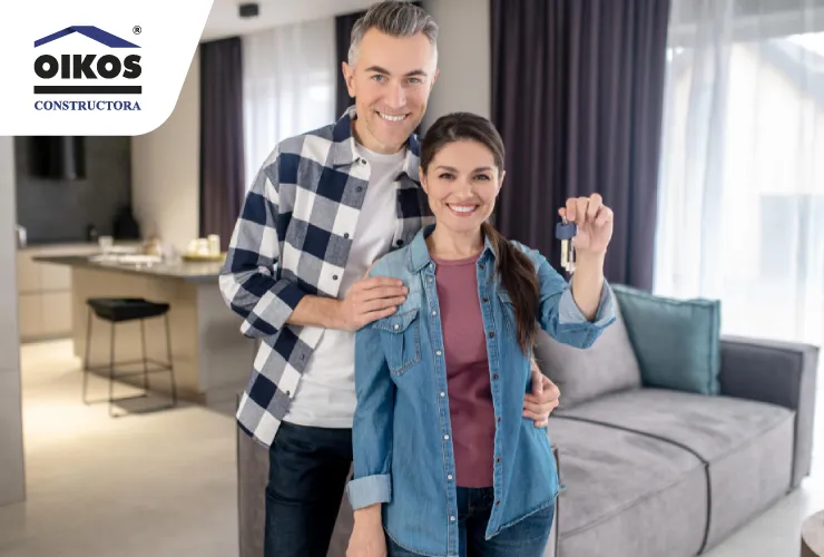 Familia feliz con las llaves de su vivienda nueva