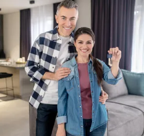 Familia feliz con las llaves de su vivienda nueva