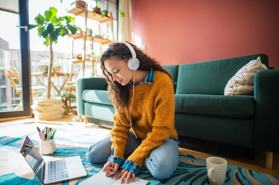 Mujer estudiando con música en audífonos