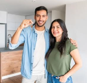 Pareja con las llaves de su nueva vivienda