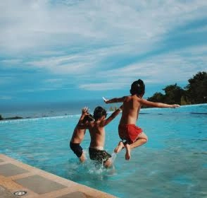 Niños compartiendo en una piscina