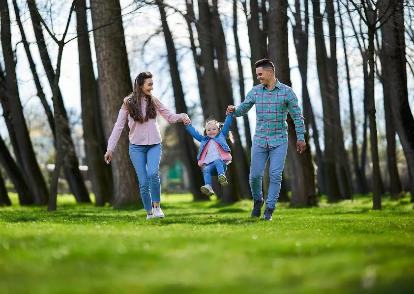 Familia feliz compartiendo en zonas verdes