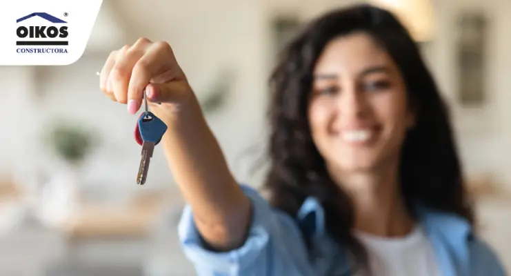 Mujer con las llaves de su apartamento