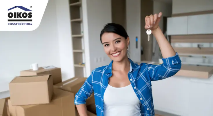 Mujer con las llaves de su vivienda