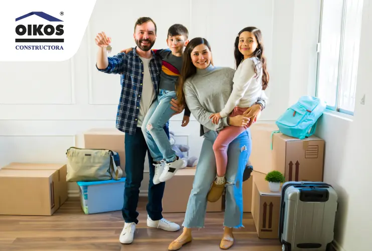 Familia feliz con su vivienda nueva