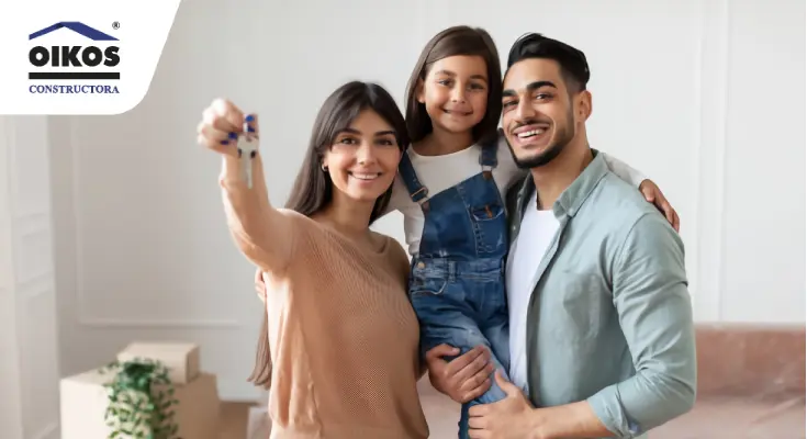 Familia feliz en su nueva vivienda