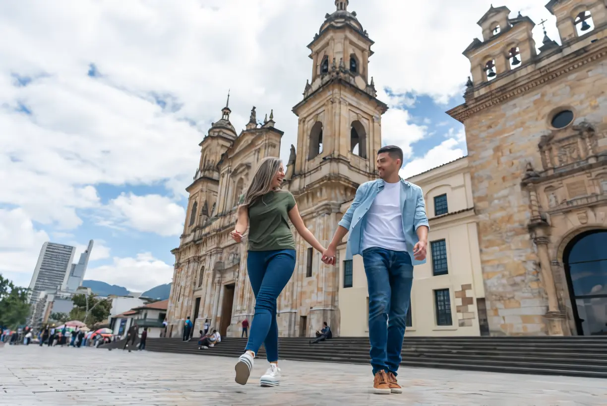 Pareja en la Plaza de Bolívar, Bogotá