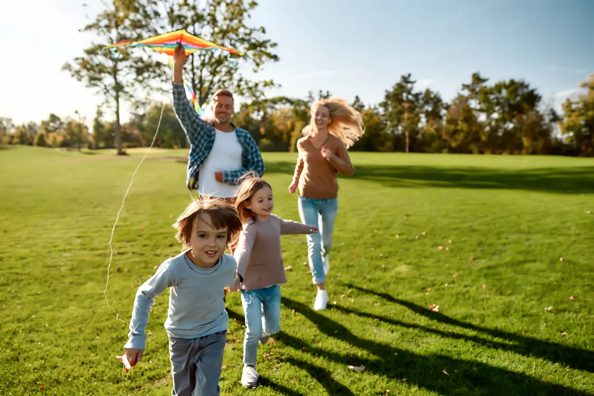 Familia volando cometa