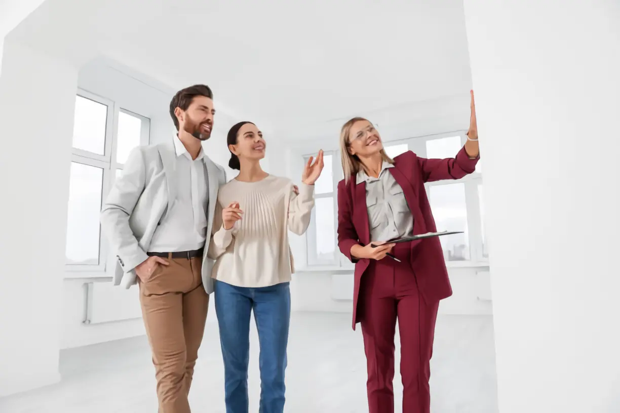 Mujer mostrando un inmueble