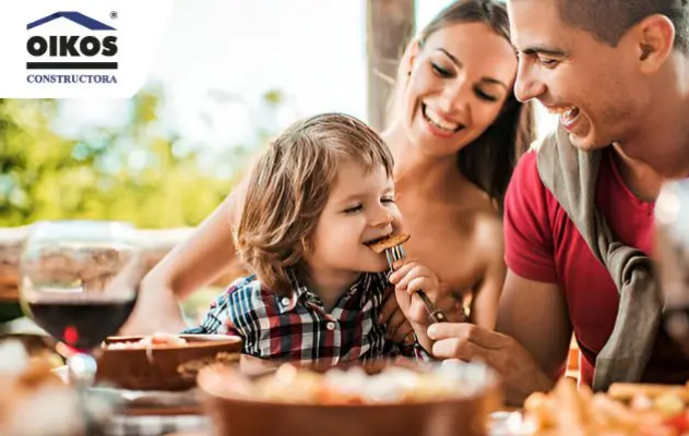 Familia probando opciones de comida en Cartagena