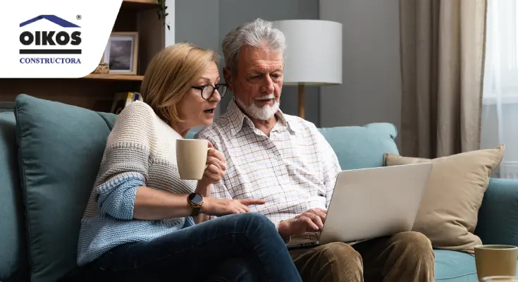 Adultos mayores compartiendo en un sofá