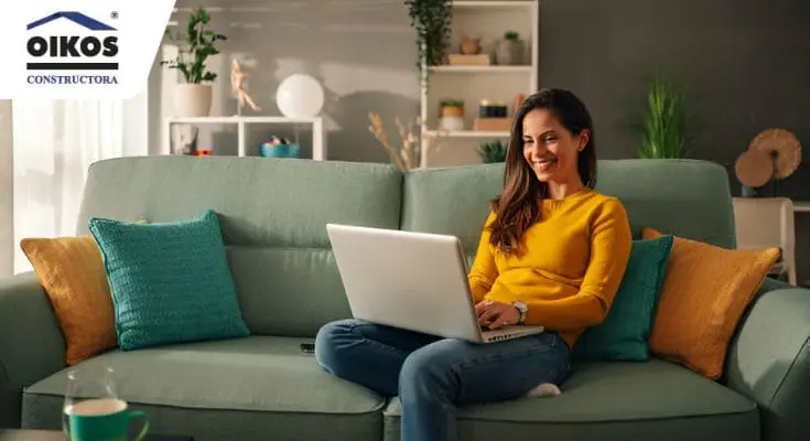 Mujer consultando en su computador