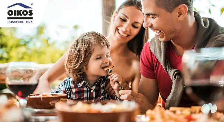 Familia probando opciones de comida en Cartagena