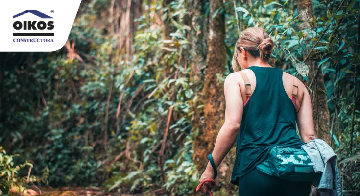 Mujer en una ruta de senderismo en La Calera