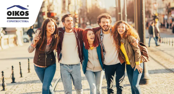 Jóvenes en grupo caminando por la calle