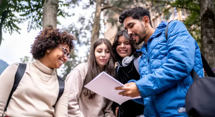 Grupo de jóvenes compartiendo