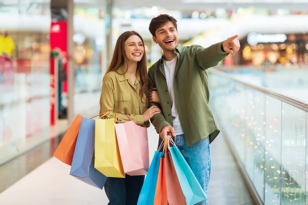 Pareja haciendo compras en centro comercial