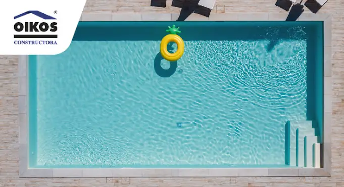 Mujeres con flotadores en piscina