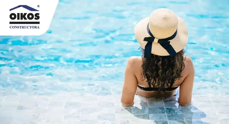 Mujer en piscina