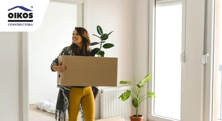 Mujer en mudanza llevando una caja