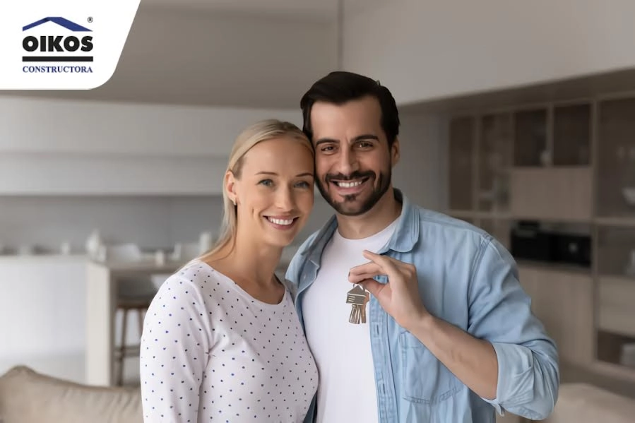 Pareja feliz con las llaves de su vivienda