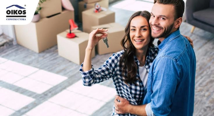 Pareja feliz con las llaves de su vivienda nueva