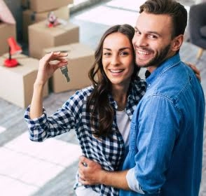 Pareja feliz con las llaves de su vivienda nueva