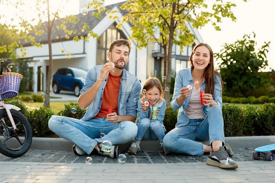 Familia feliz compartiendo