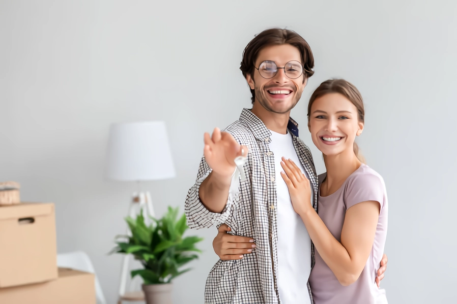 Pareja feliz con las llaves de su vivienda