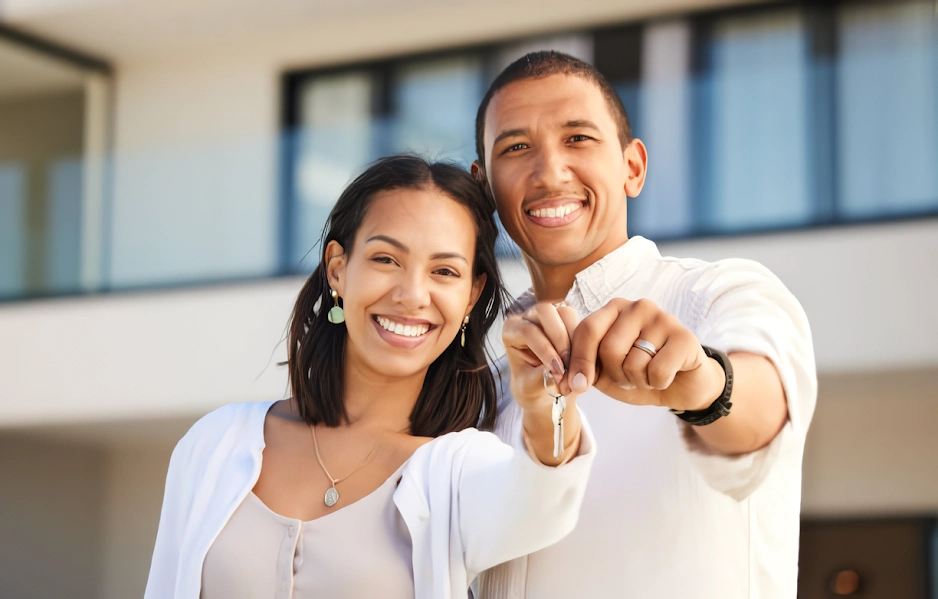 Familia feliz con las llaves de su vivienda