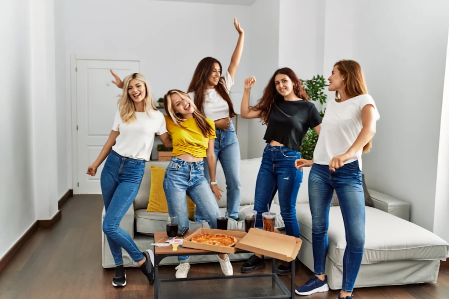 Chicas reunidas celebrando en un apartamento