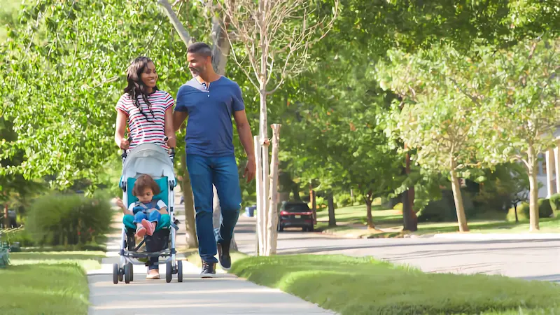 Familia feliz caminando tranquilamente
