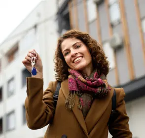 Mujer con las llaves de su vivienda