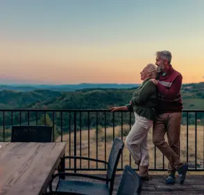 Proyecto de vivienda en Fusagasugá Pareja de adultos mayores viendo su computador