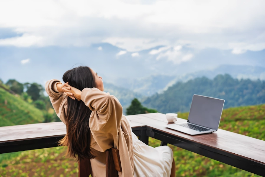 Mujer teletrabajando desde la Sabana de Bogotá