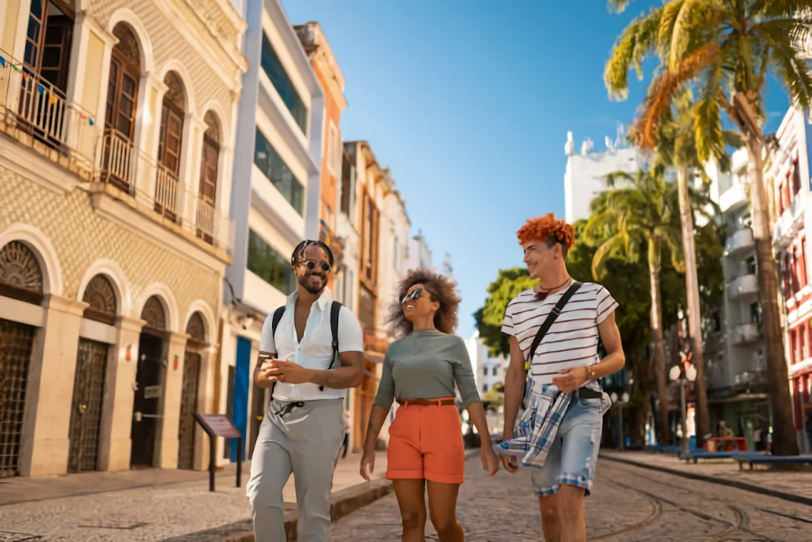 Jóvenes caminando por calles cálidas