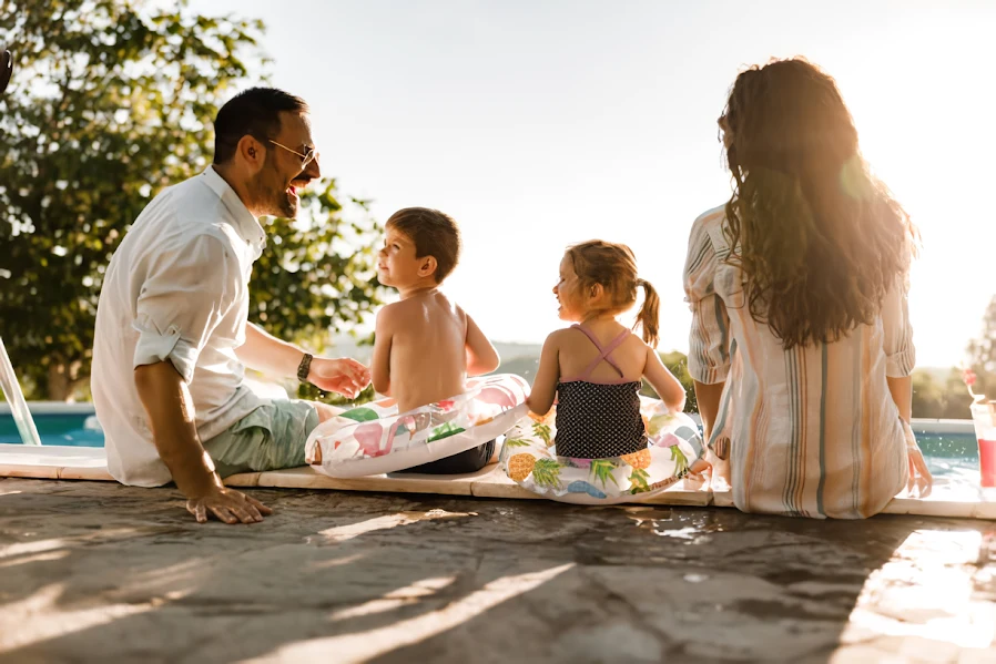 Familia junta en la piscina