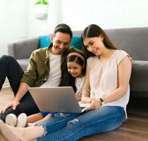 Familia consultando en línea sobre constructoras