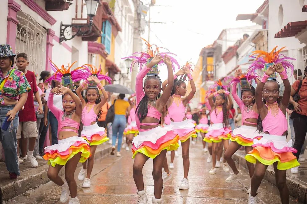 Niñas bailando champeta y cumbia