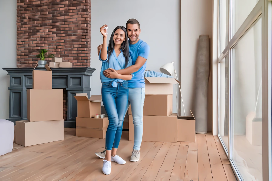 Pareja feliz mudándose a su vivienda nueva