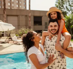 Familia feliz en piscina