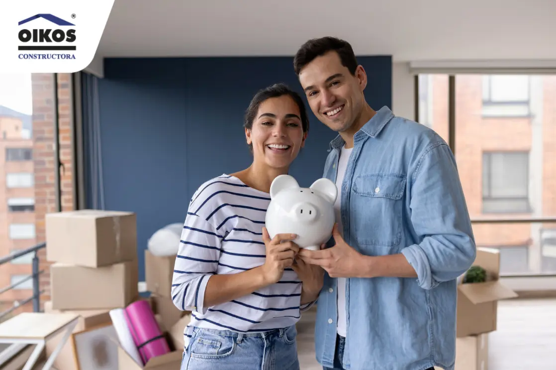 Pareja feliz con su alcancía de ahorros