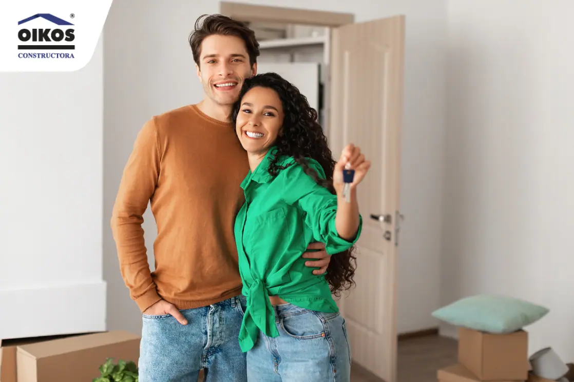 Pareja feliz con las llaves de su apartamento