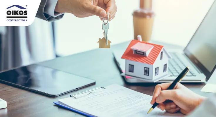 Persona firmando una promesa de compraventa de un inmueble