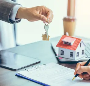 Persona firmando una promesa de compraventa de un inmueble
