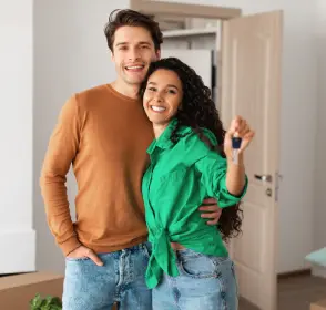 Pareja feliz con las llaves de su apartamento