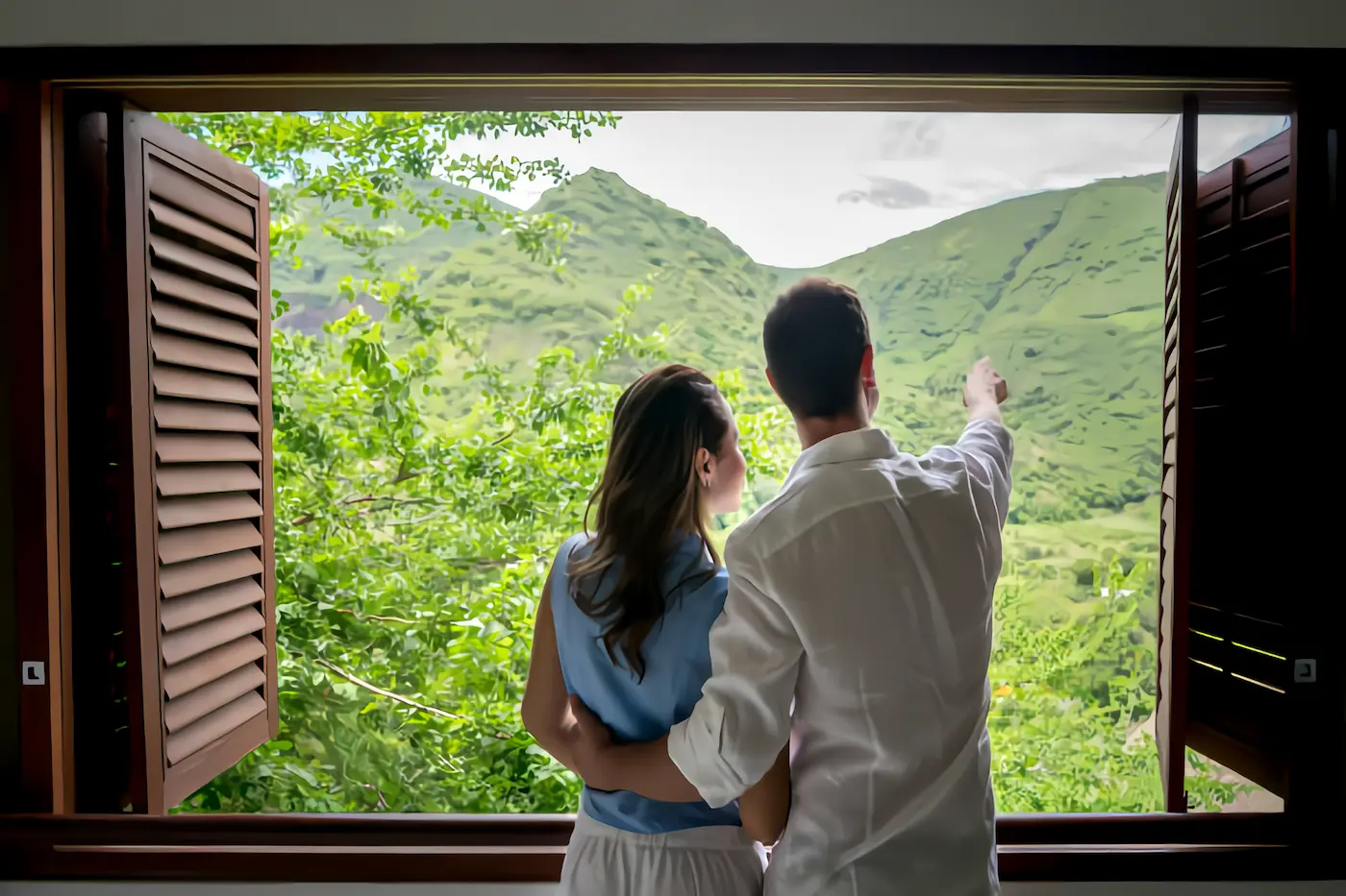 Pareja viendo la naturaleza