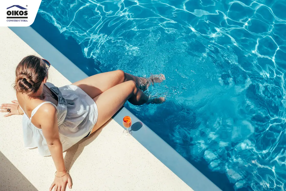 Mujer tomando el sol en una piscina