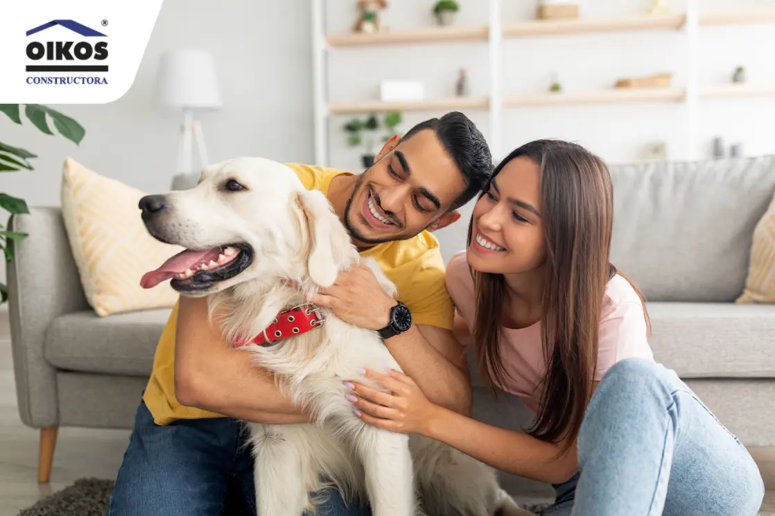 Familia feliz con mascotas