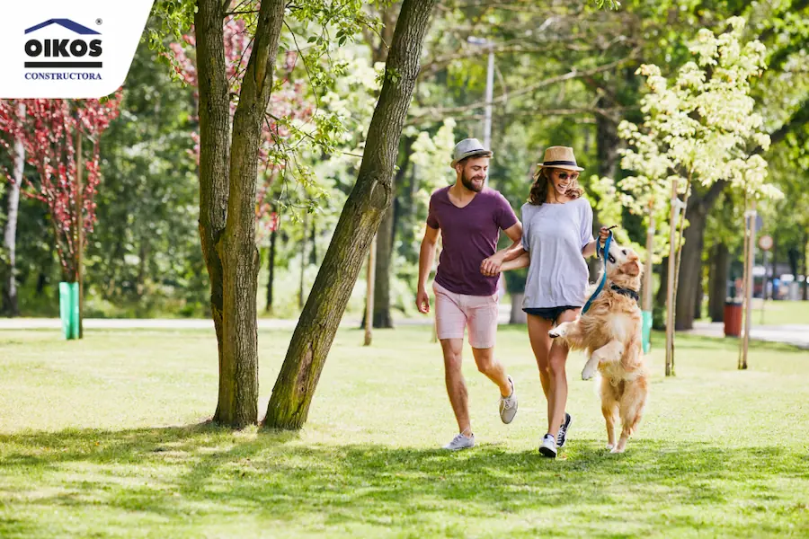 Familia jugando con su perrito